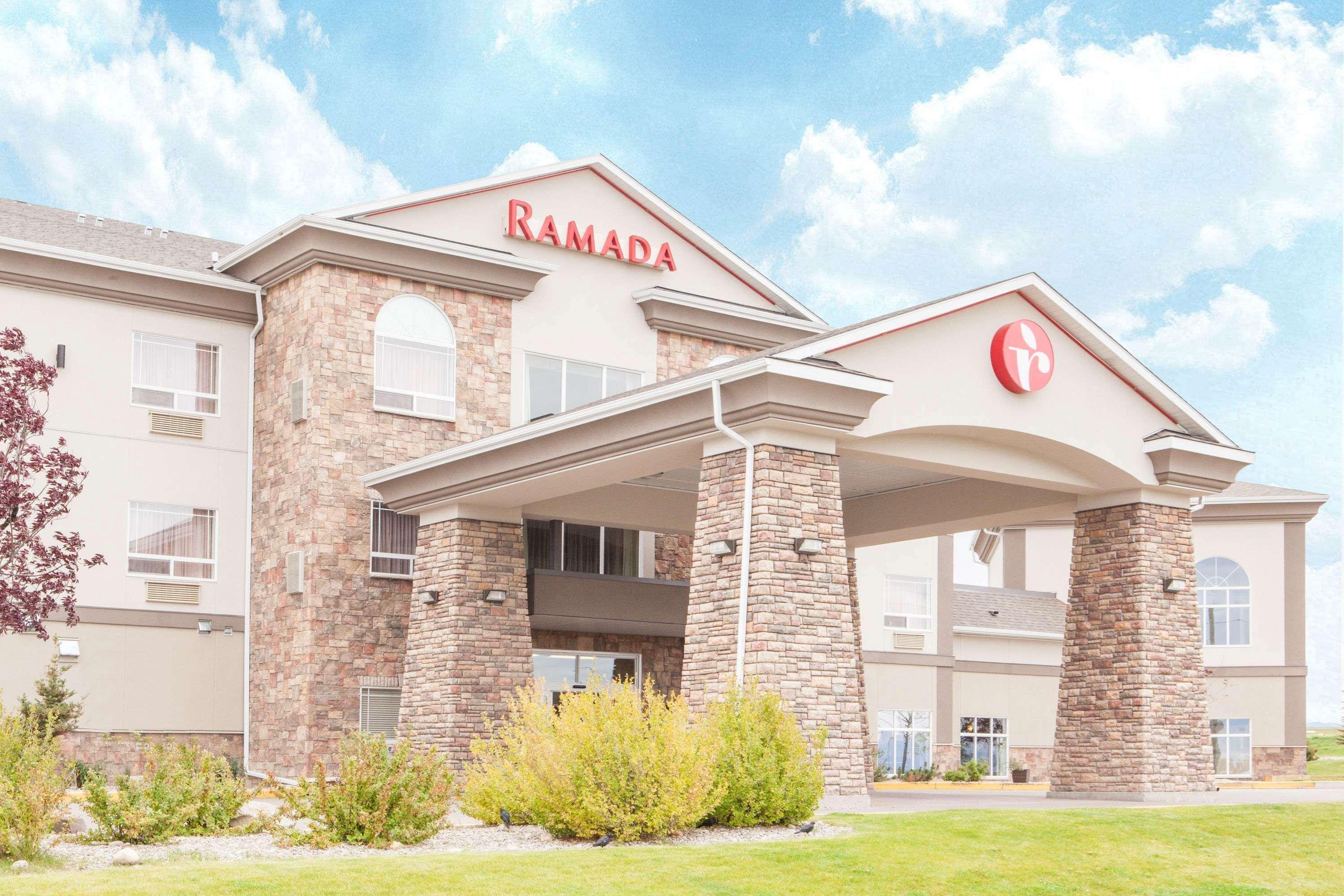 Hotel Ramada By Wyndham Pincher Creek Exterior foto